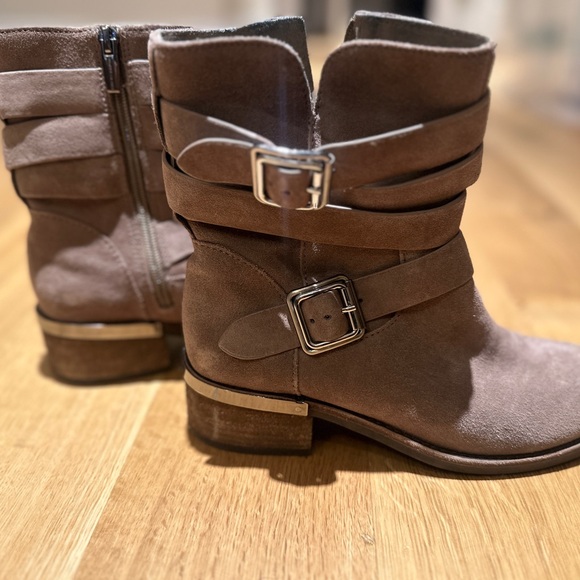 Women’s Vince Camuto Booties - Picture 1 of 9